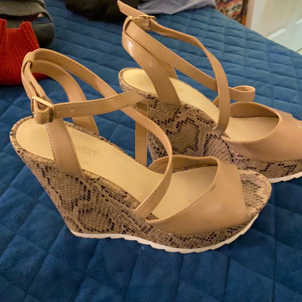 Wedge heels, tan, snake skin wedge!